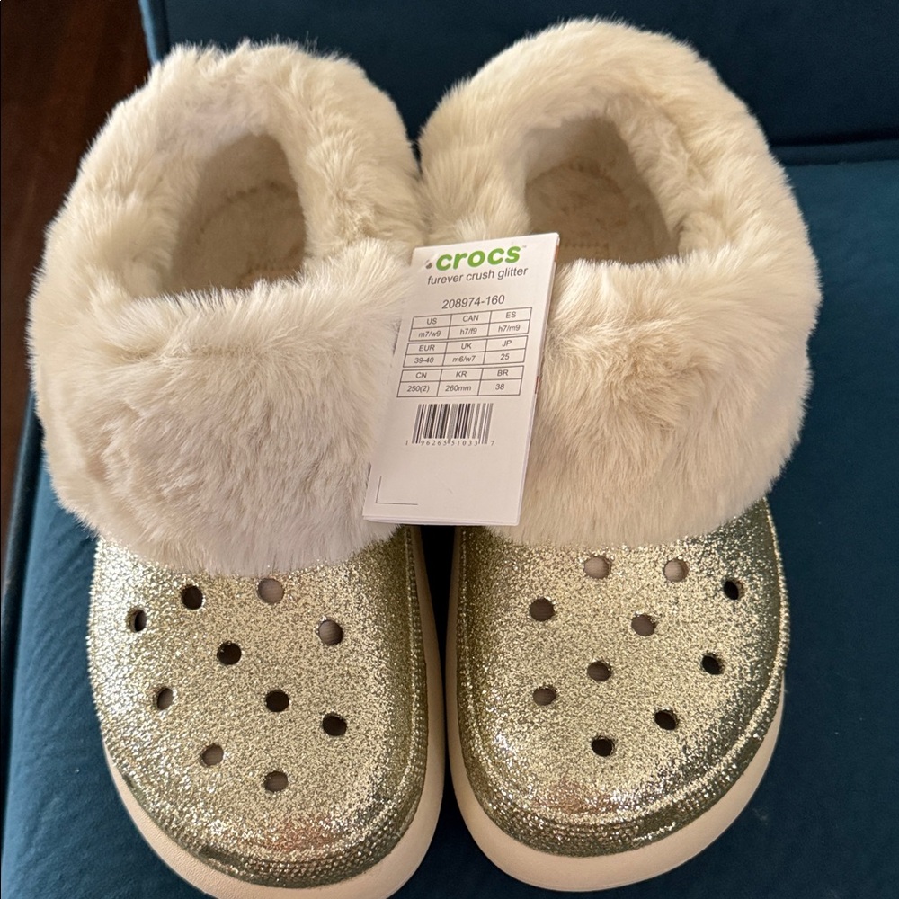 CROCS women’s  Gold Glitter Clog with Cream Faux Fur Lining - Picture 2 of 4